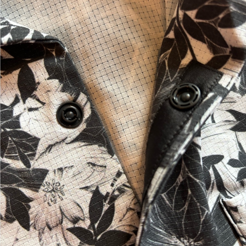 Lululemon Men’s Black & White Tropical Button-Up Shirt - Picture 6 of 6